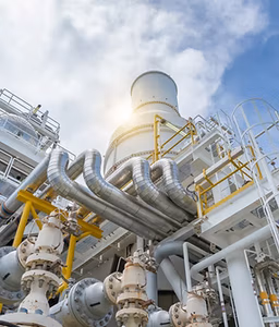 Moderne Industrieanlage mit Rohrleitungen - Personal Touch für Kandidaten