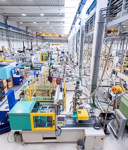 Moderne Fabrikanlage mit Produktionslinien - Maßgeschneiderte Kandidatenauswahl