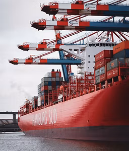 Containerhafen mit Schiffen und Kränen - Passt mit ins Unternehmens-Boot