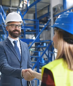 Geschäftsleute mit Schutzhelmen in industrieller Umgebung - Quelle für unentdeckte Talente