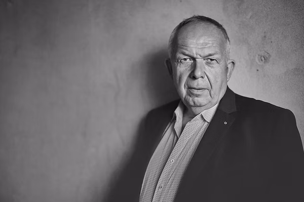 Professioneller Interim Manager in Geschäftskleidung - Temporäre Führungskräfte