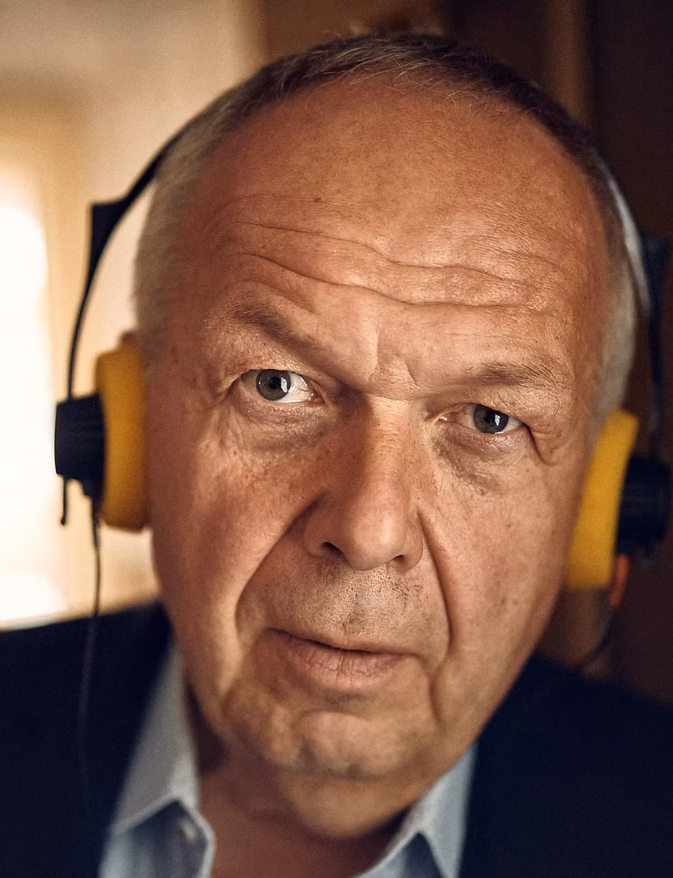 Bernd Ziethen - Personalberater und Industriespezialist mit Headset